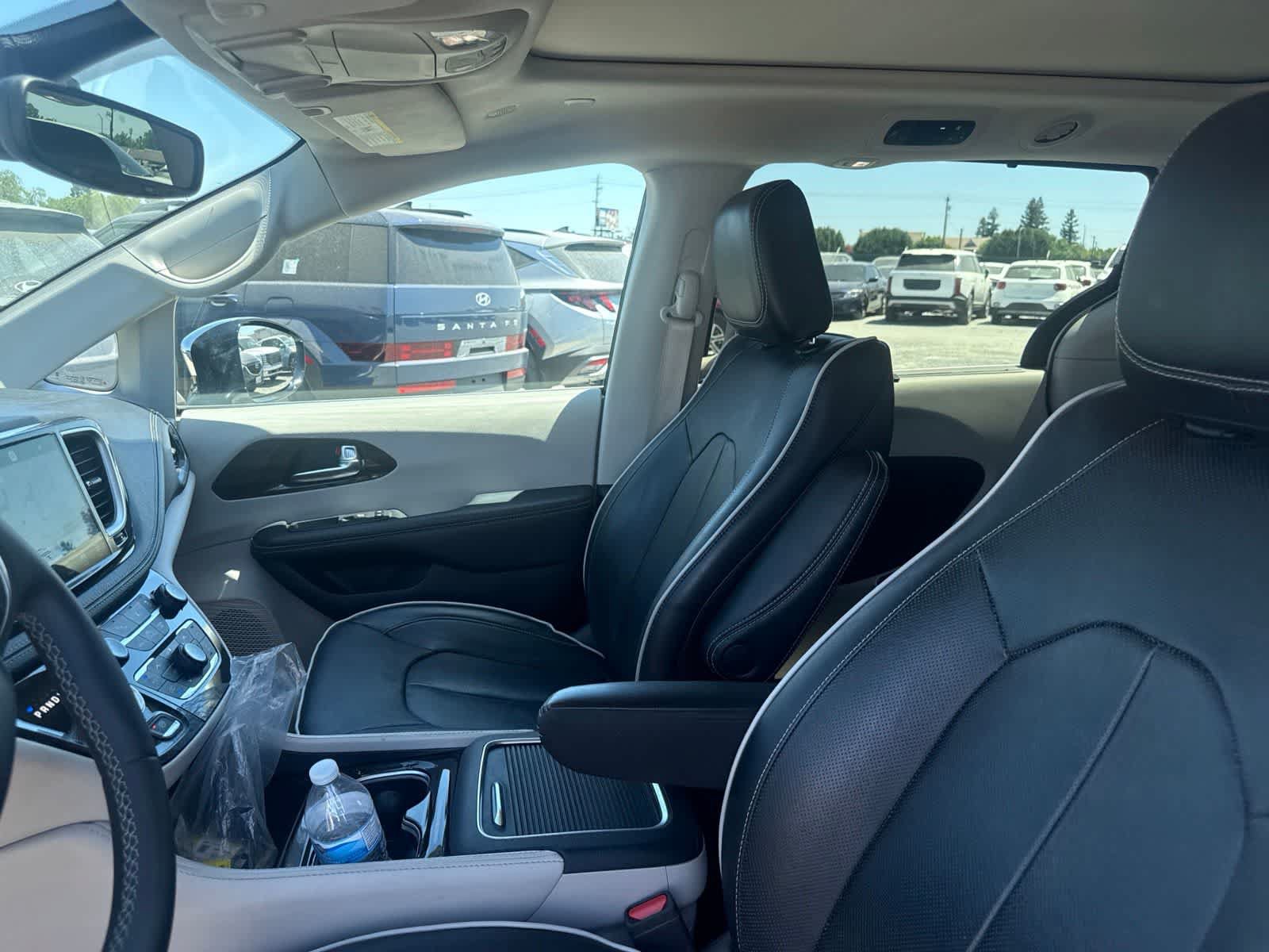 Used 2023 Chrysler Pacifica Limited FWD image 21
