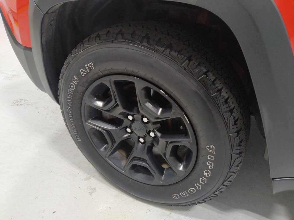 Used 2019 Jeep Cherokee Trailhawk w/ Cold Weather Group AWD/4WD image 31