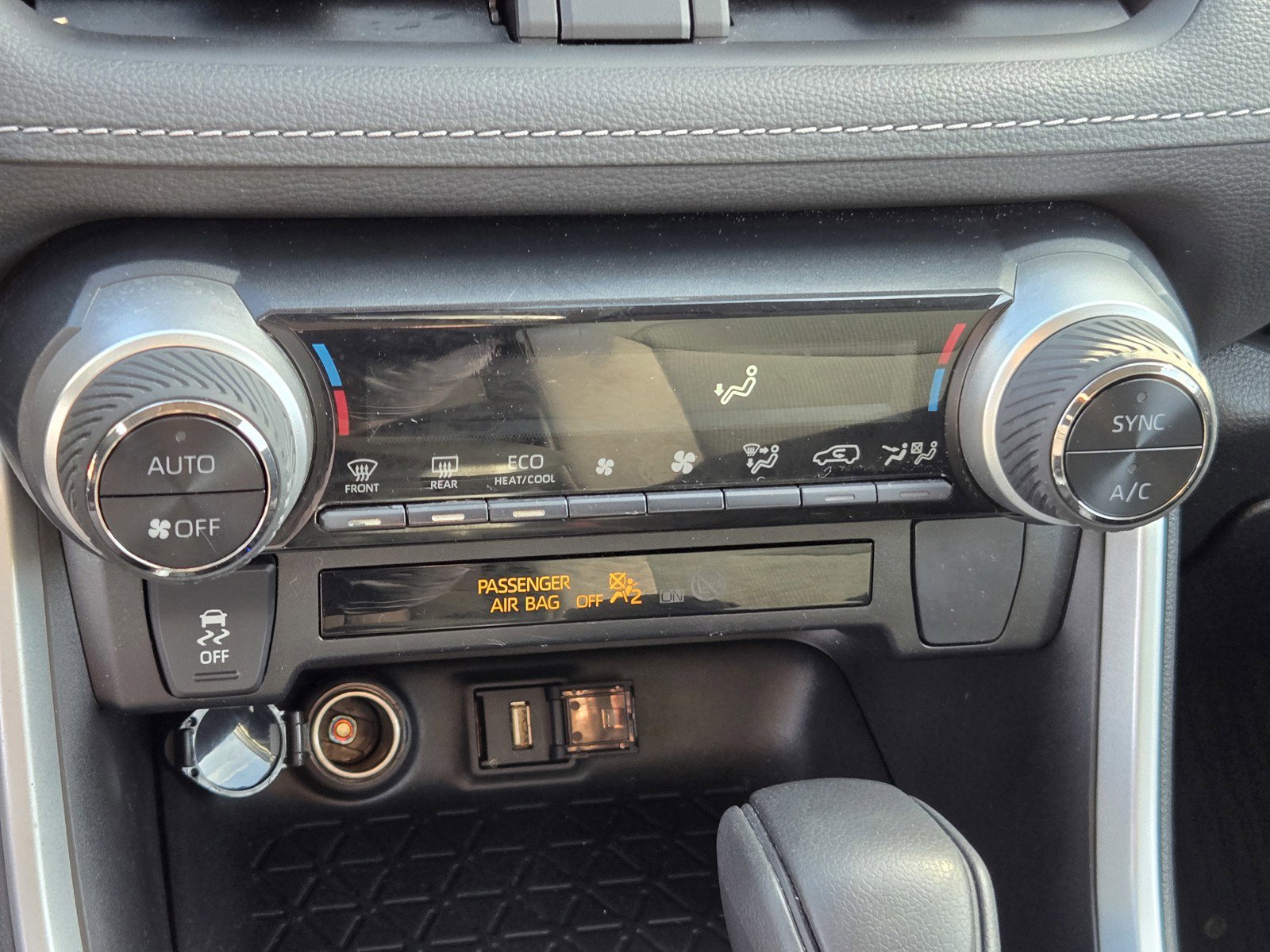 Used 2022 Toyota RAV4 LE image 20