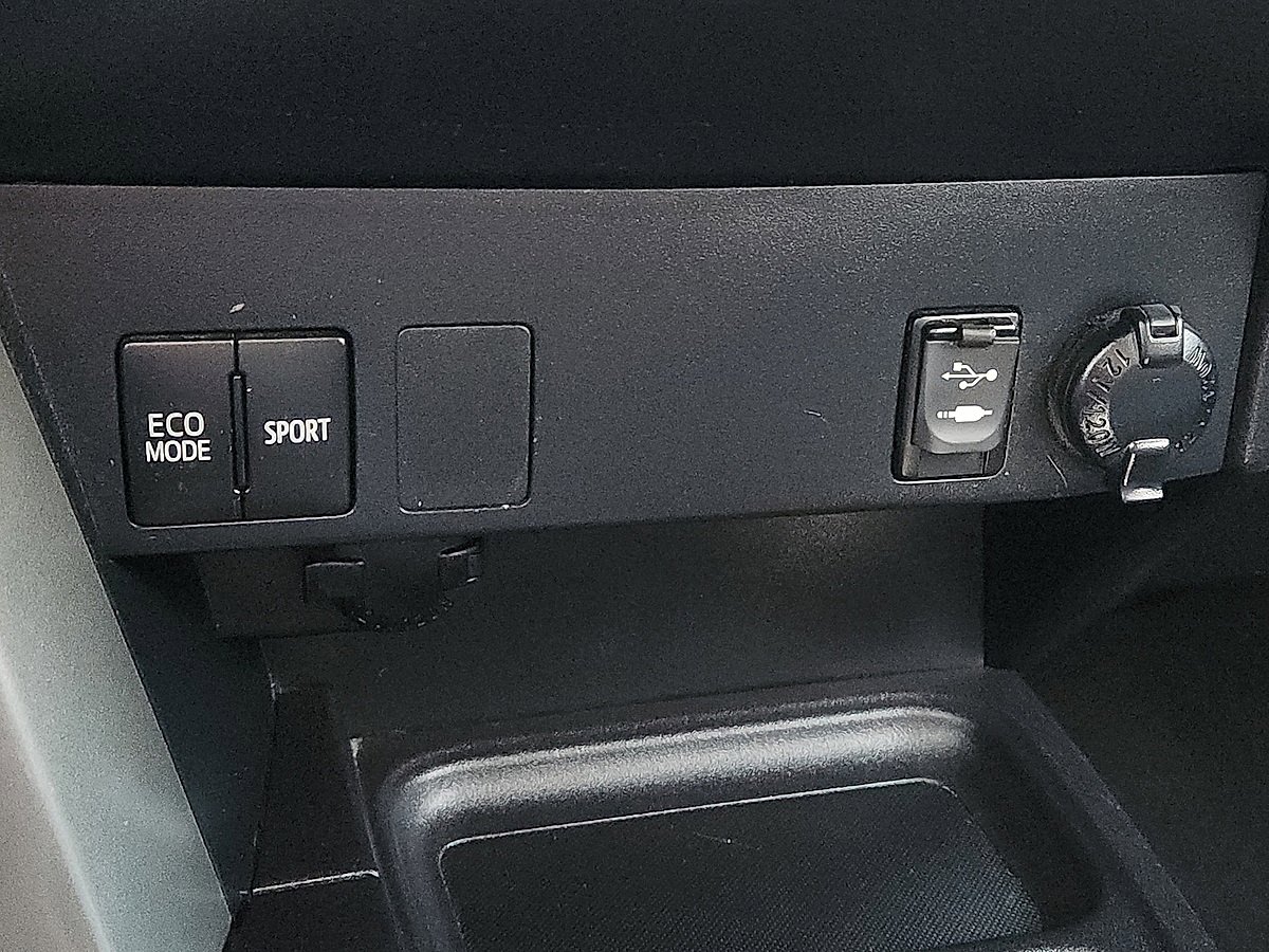 Used 2018 Toyota RAV4 LE w/ Carpet Mat Package image 9