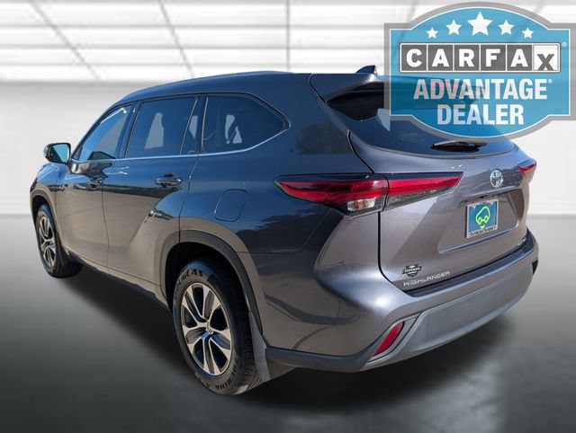 Used 2022 Toyota Highlander XLE AWD/4WD image 2