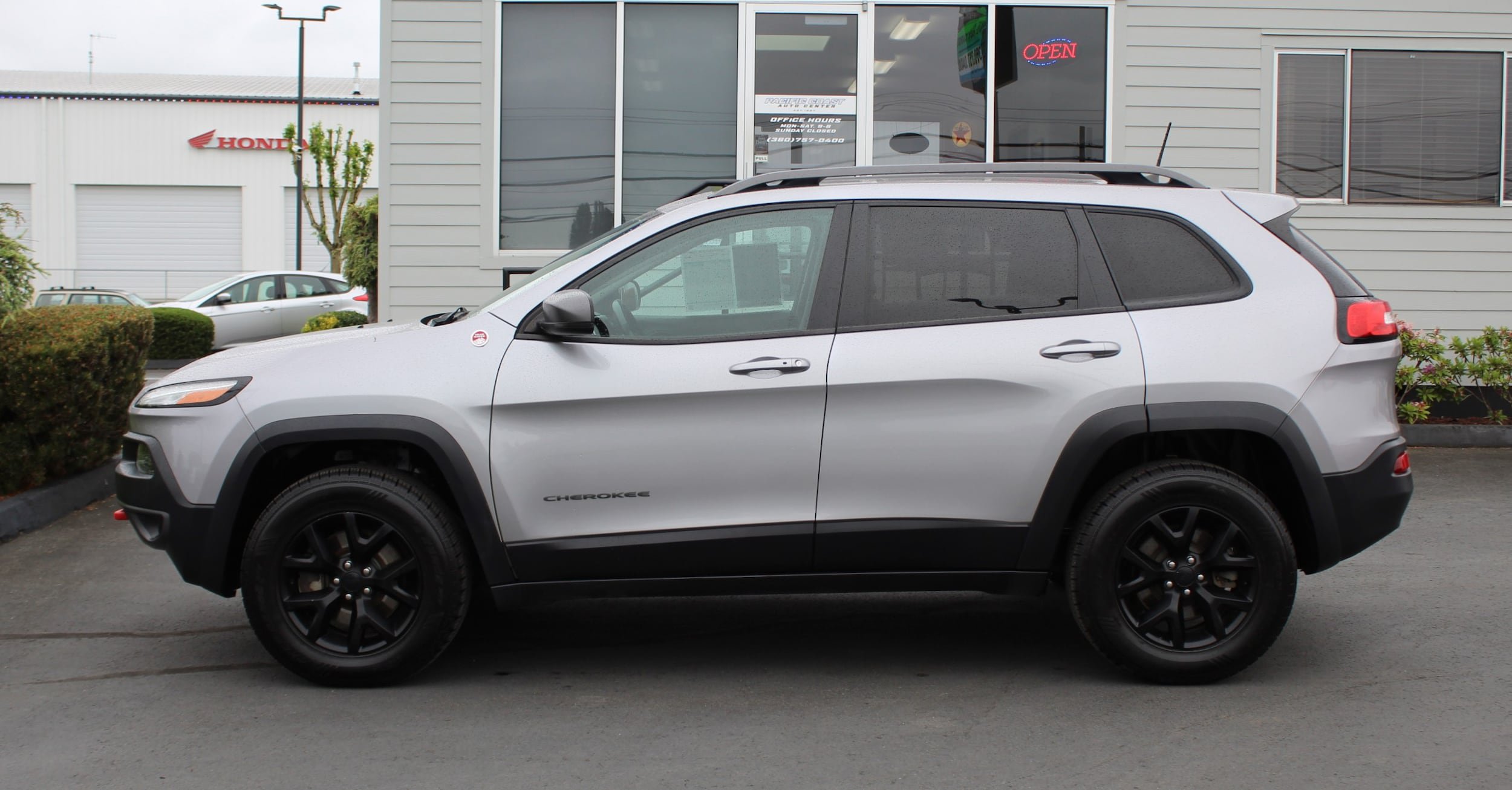 Used 2018 Jeep Cherokee Trailhawk w/ Comfort/Convenience Group AWD/4WD image 3