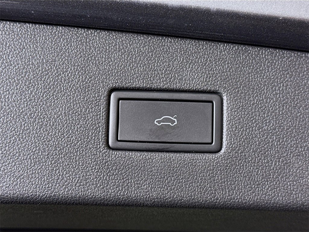 Used 2024 Volkswagen Tiguan SEL R-Line image 31
