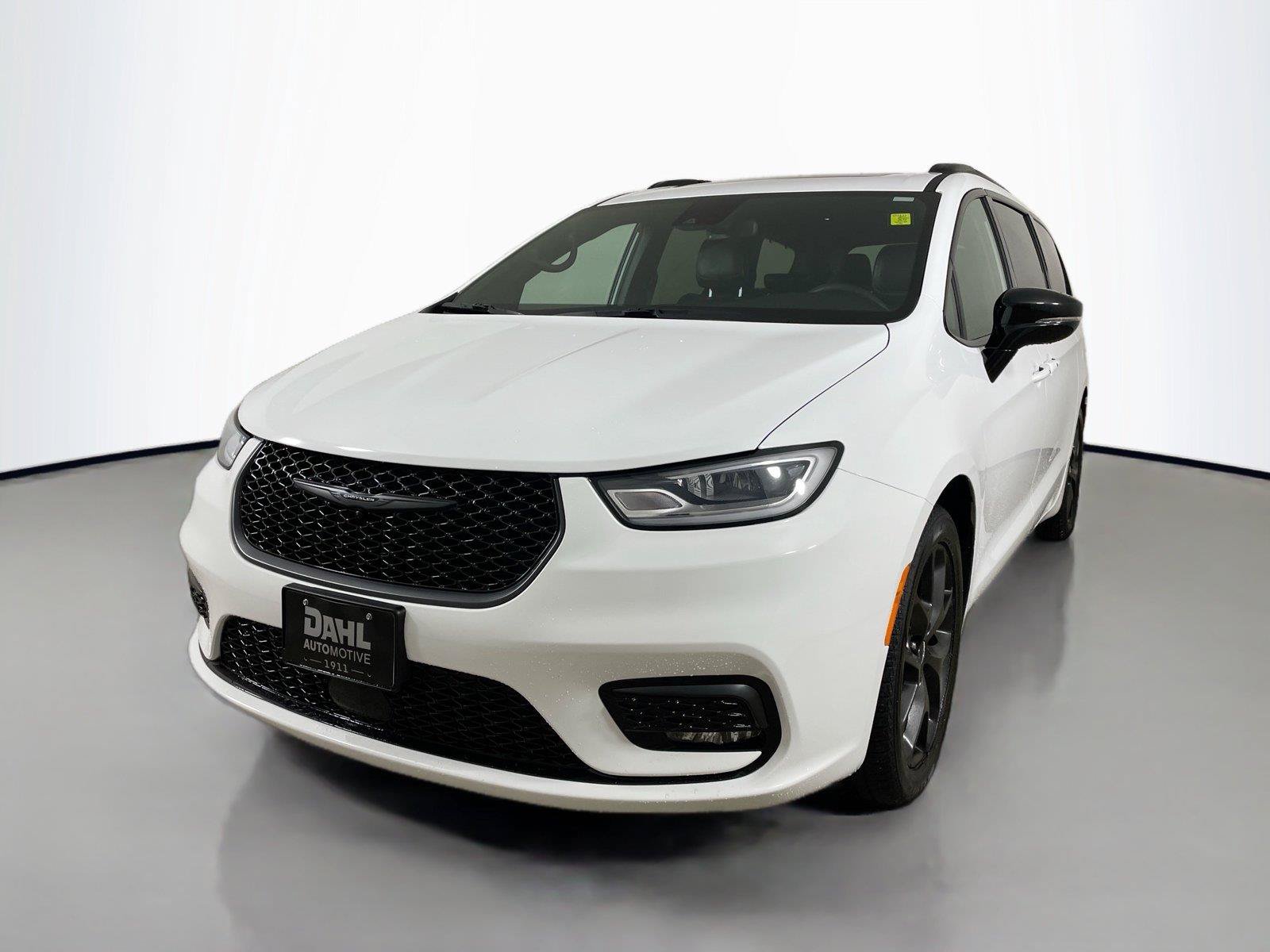 Used 2025 Chrysler Pacifica Limited FWD image 4