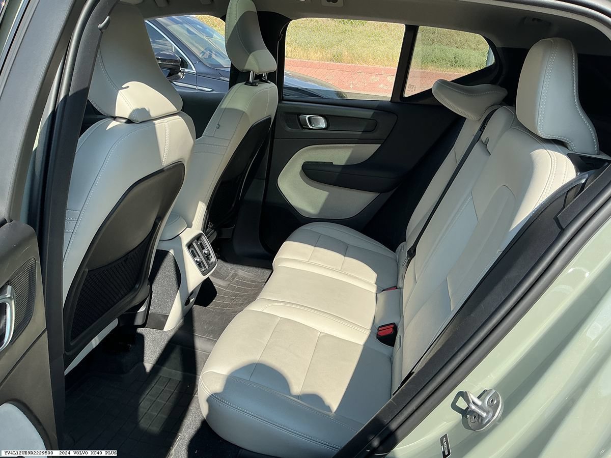 Used 2024 Volvo XC40 B5 Plus w/ Protection Package Premier AWD/4WD image 5