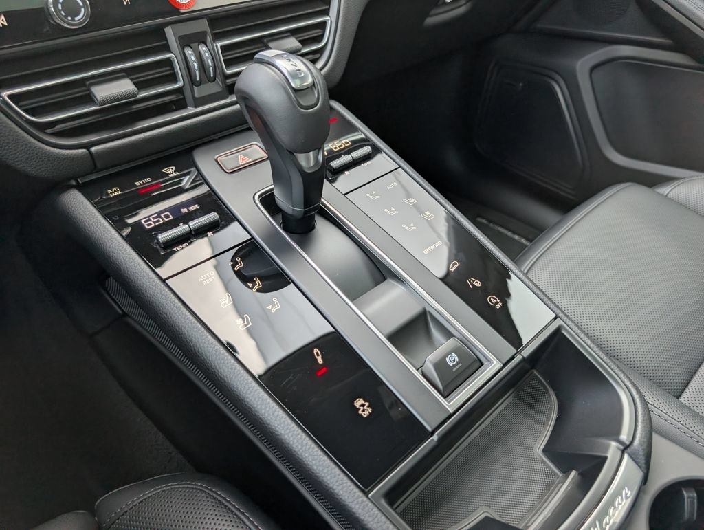Certified 2025 Porsche Macan AWD/4WD image 18
