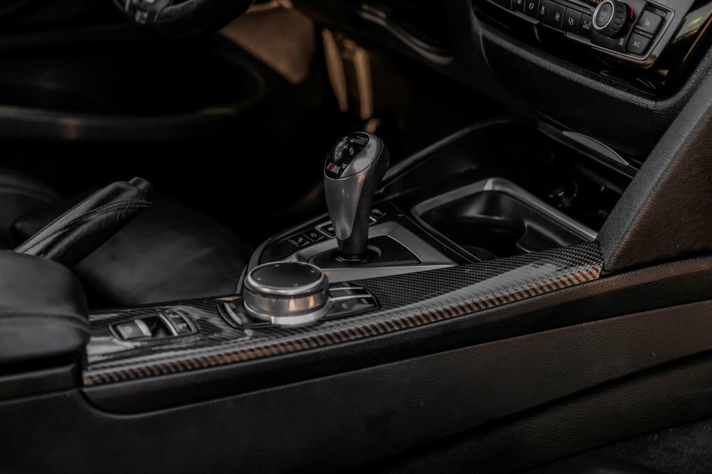 Used 2018 BMW M4 Convertible image 25