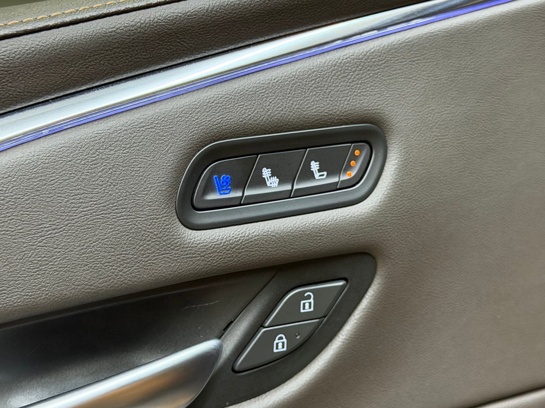 Certified 2023 Cadillac Escalade ESV Premium Luxury image 18