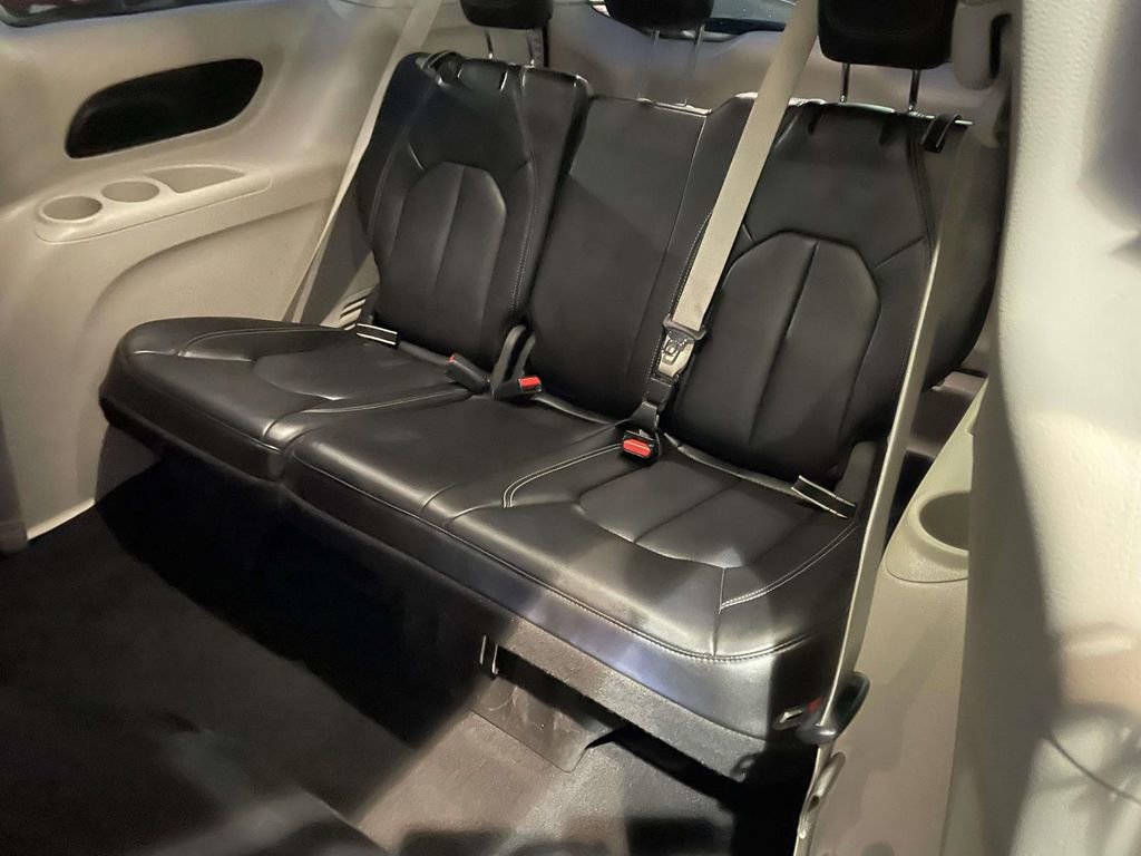 Used 2023 Chrysler Pacifica Touring-L image 26