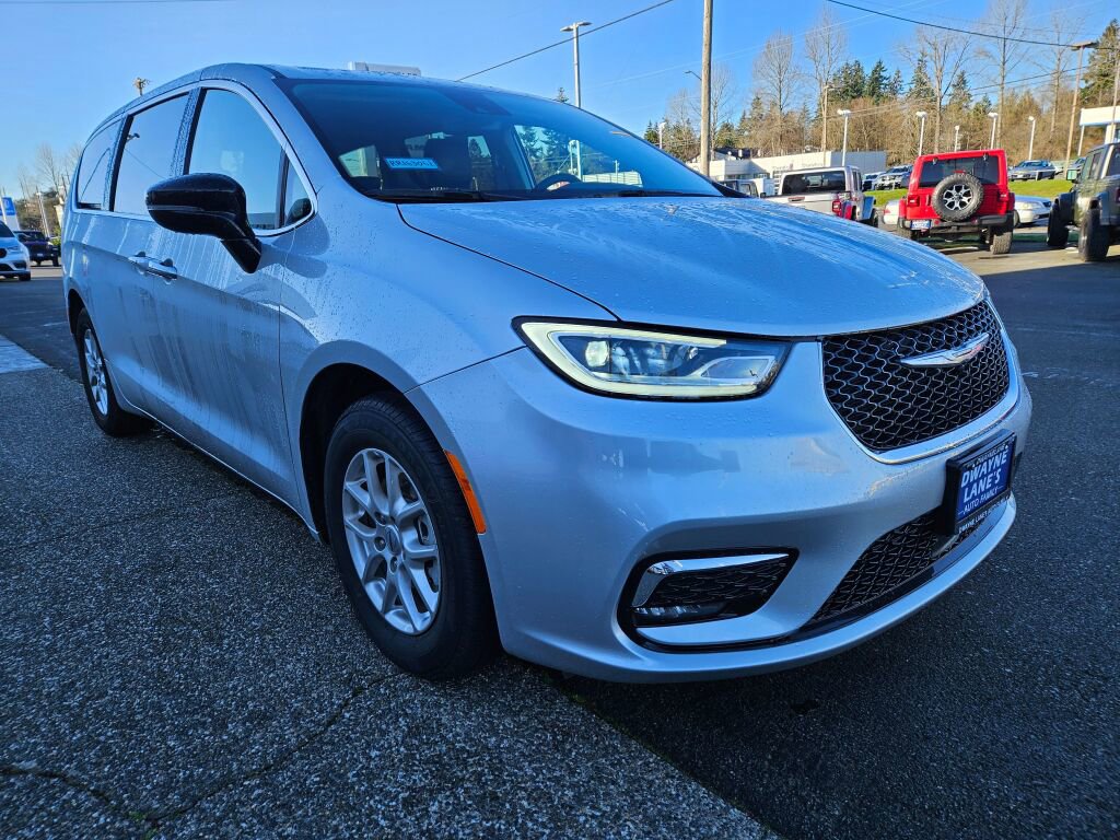 Used 2024 Chrysler Pacifica Touring-L image 7