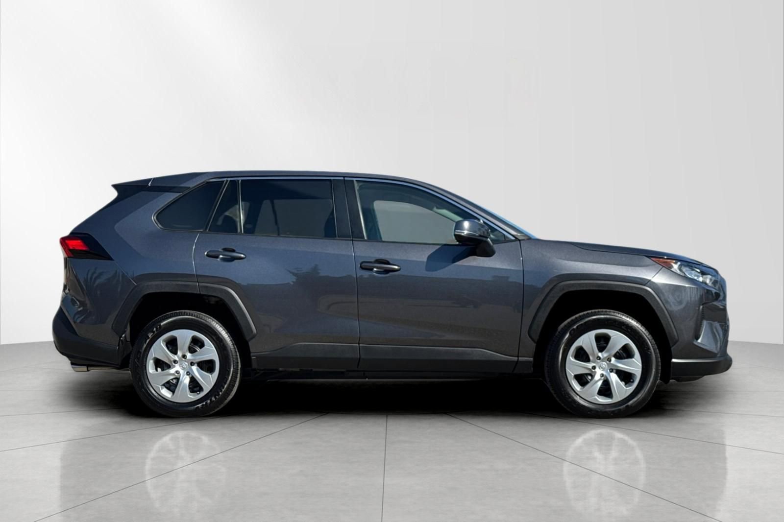 Used 2022 Toyota RAV4 LE image 3