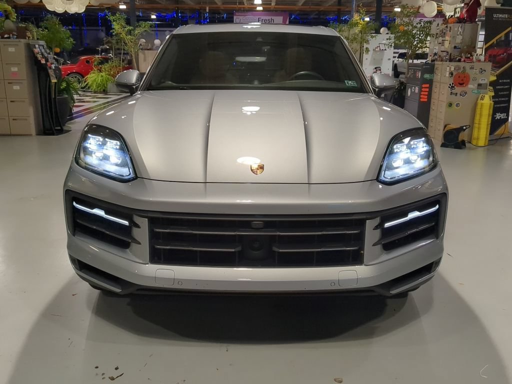 Used 2025 Porsche Cayenne AWD/4WD image 3