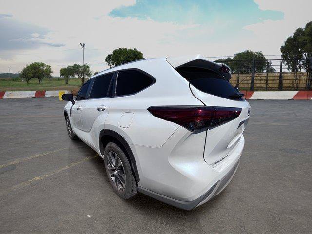 Used 2023 Toyota Highlander XLE FWD image 4