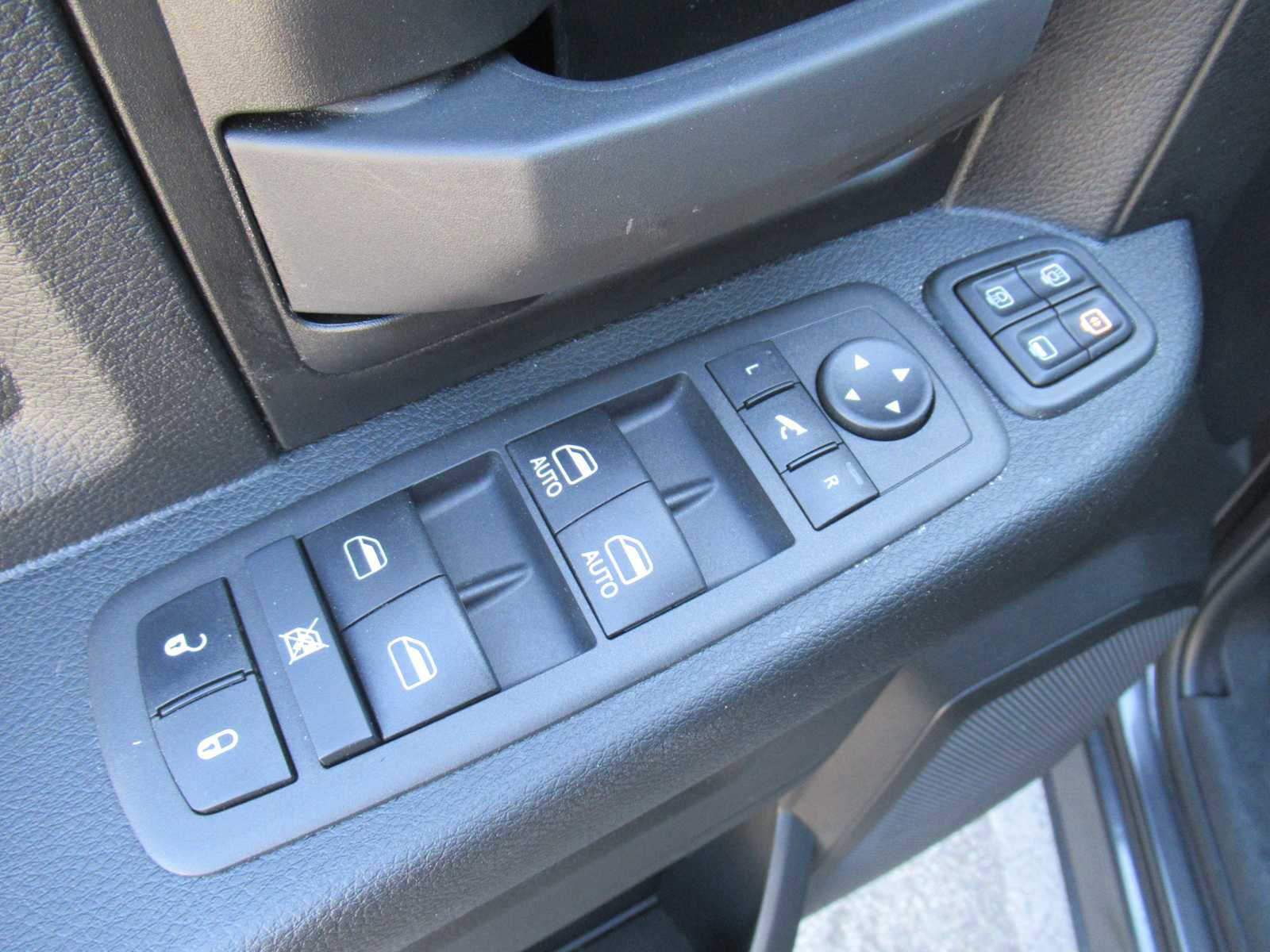 Used 2024 RAM 2500 Tradesman w/ Chrome Appearance Group image 23