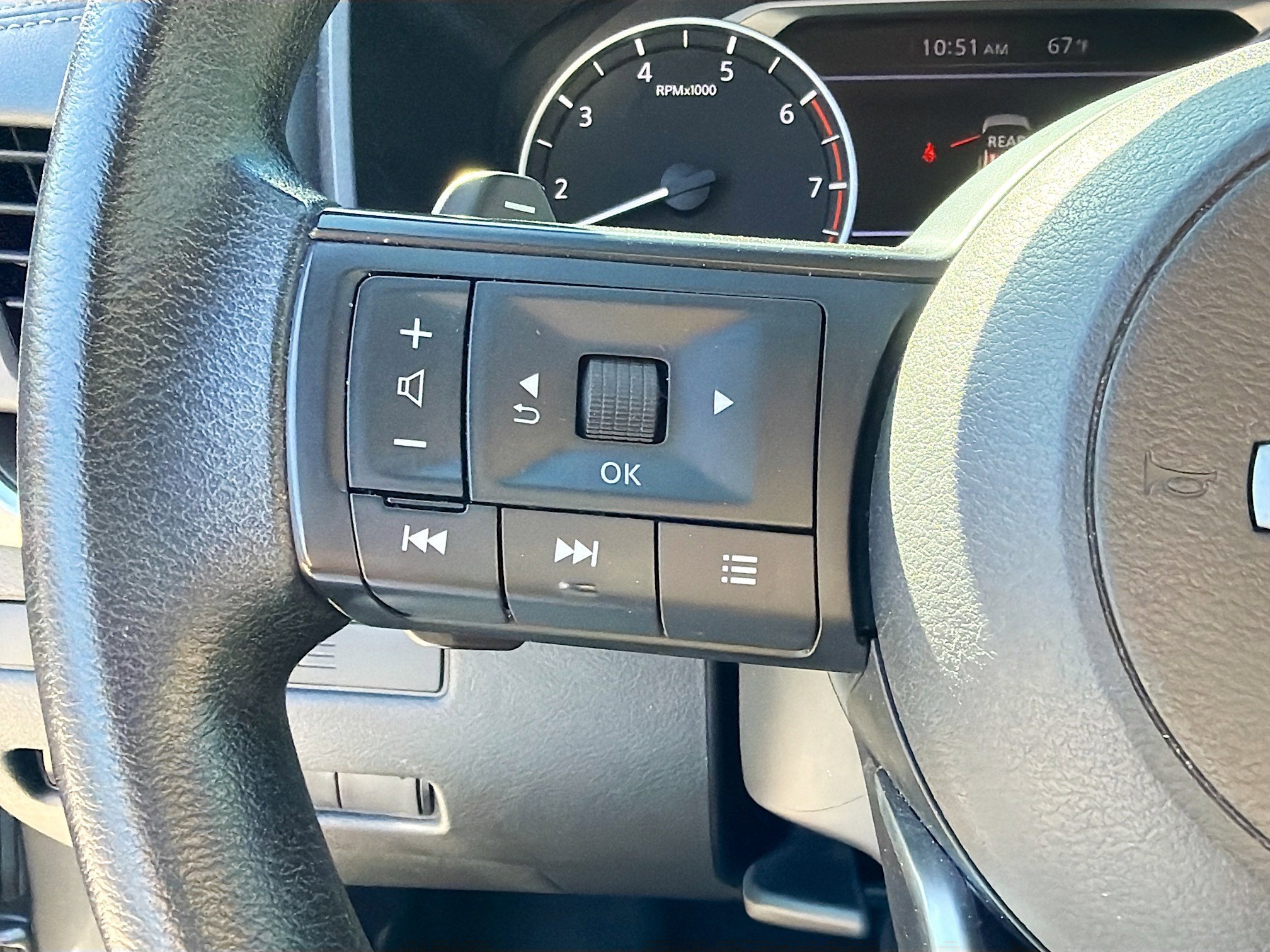 Used 2024 Nissan Rogue S image 33