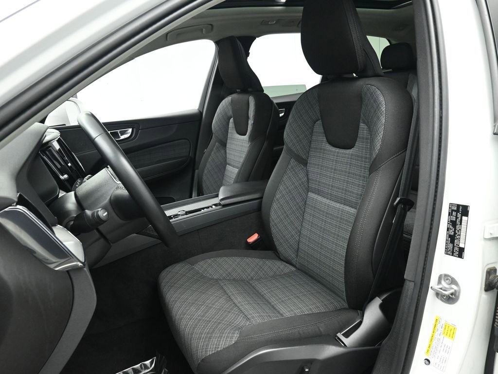 Used 2023 Volvo XC60 B5 Core image 13