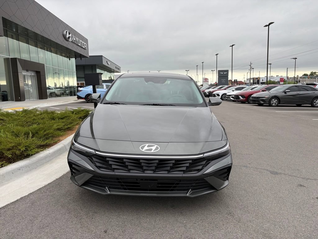 Certified 2025 Hyundai Elantra Limited FWD image 2