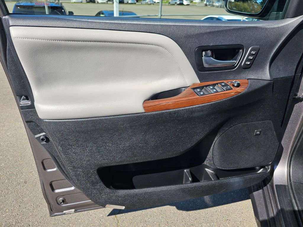 Used 2019 Toyota Sienna Limited Premium image 25