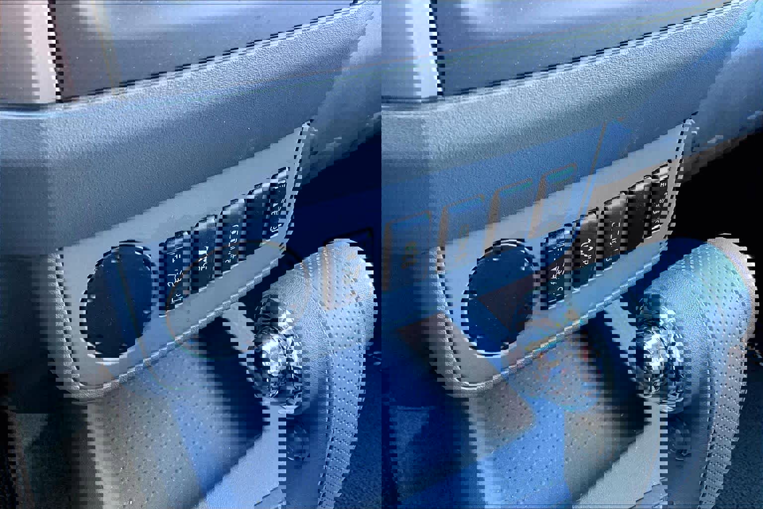 Used 2014 Nissan Frontier SL image 31