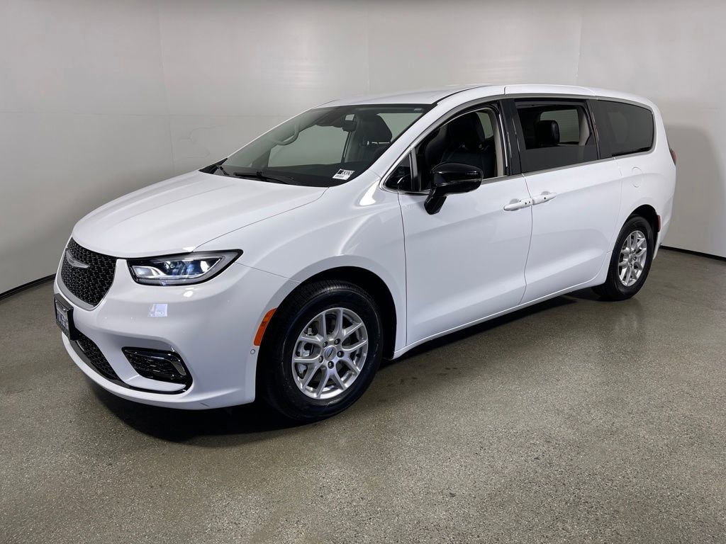 Used 2024 Chrysler Pacifica Touring-L image 7