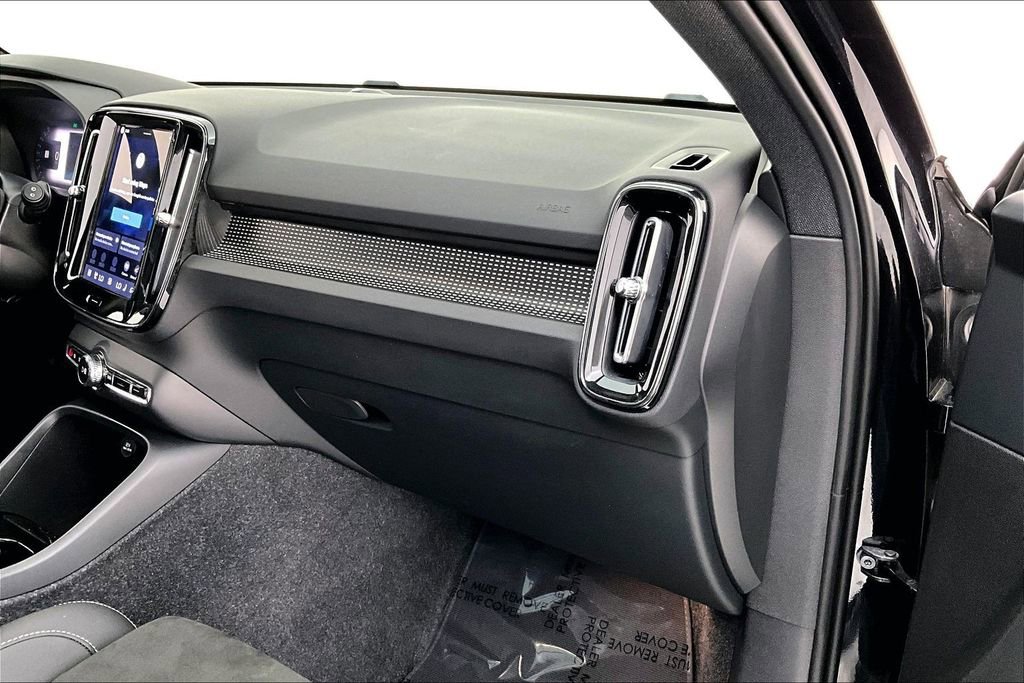 Certified 2025 Volvo XC40 B5 Plus image 22