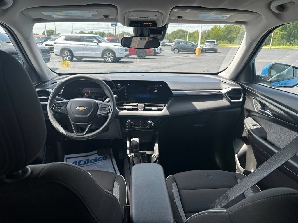 Used 2025 Chevrolet TrailBlazer LT AWD/4WD image 16