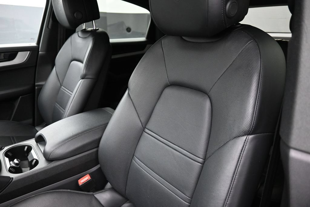 Used 2024 Porsche Cayenne Coupe AWD/4WD image 19