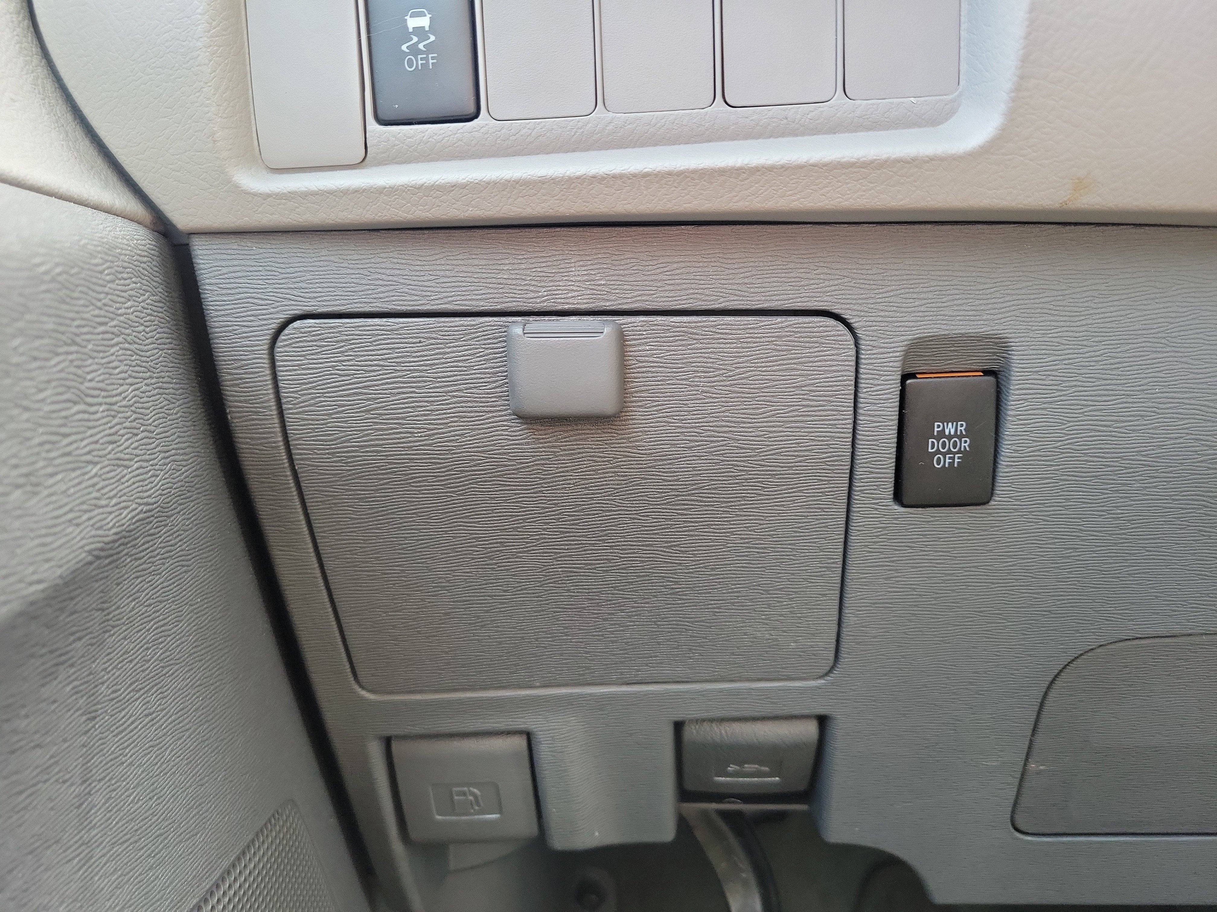 Used 2019 Toyota Sienna LE w/ Carpet Mat Package image 22