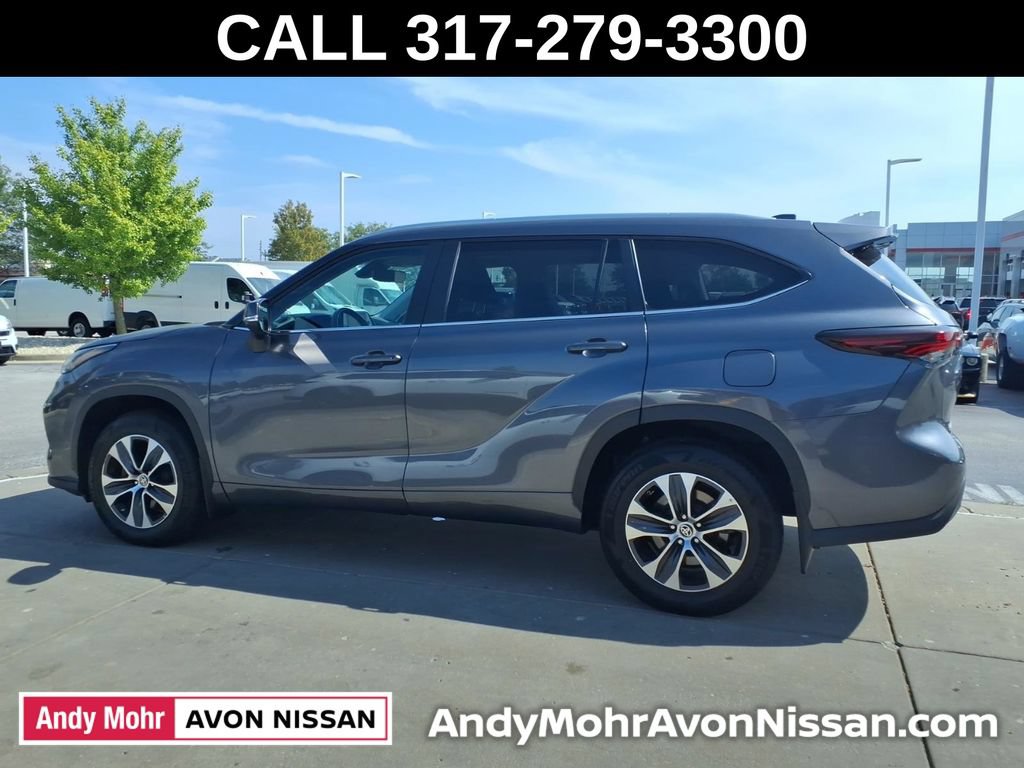 Used 2024 Toyota Highlander XLE AWD/4WD image 5