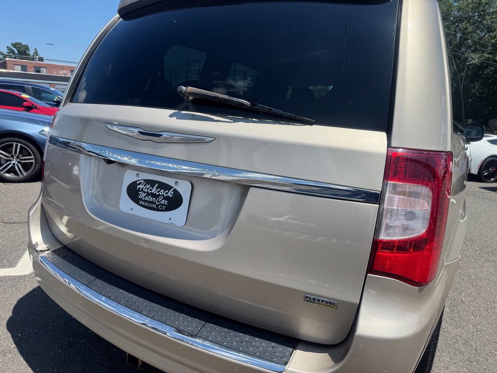 Used 2014 Chrysler Town & Country Touring FWD image 13