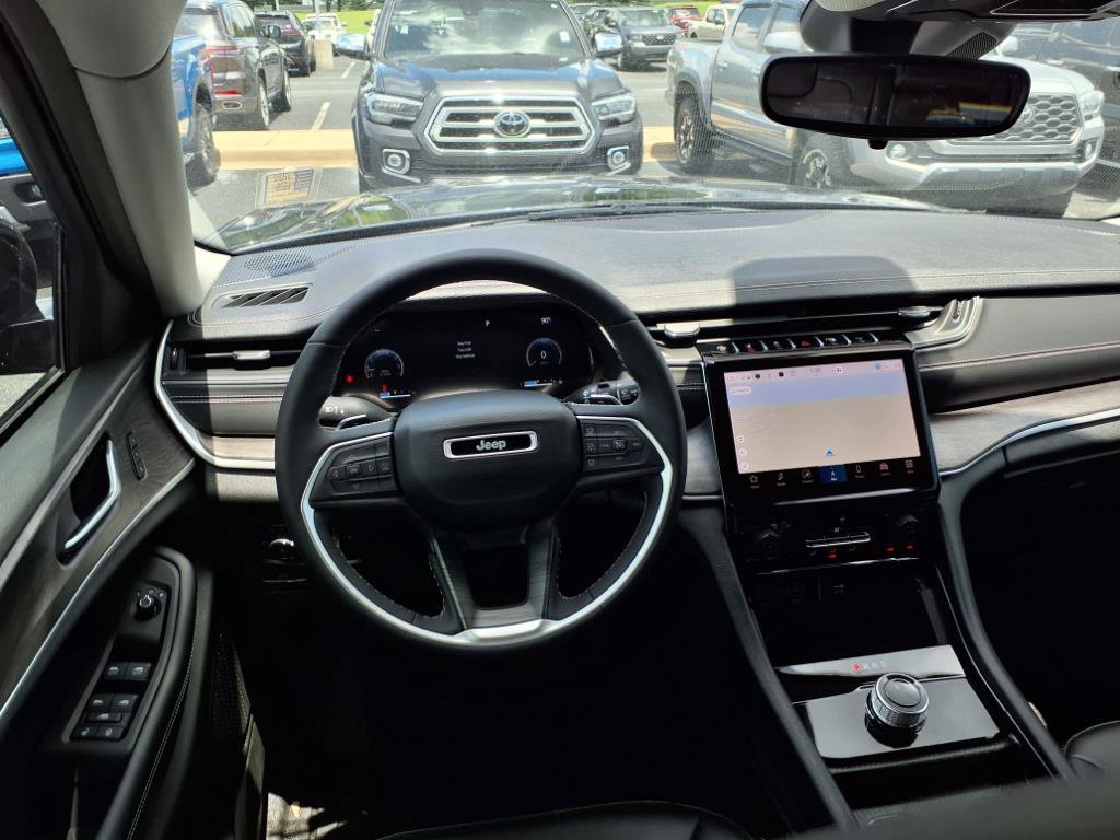 Used 2024 Jeep Grand Cherokee Limited w/ Black Appearance Package image 10