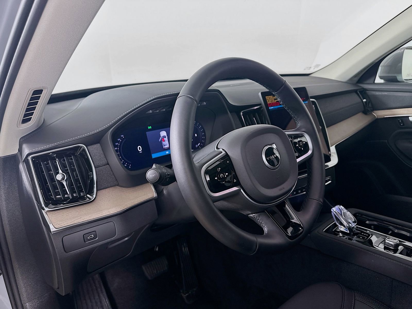 Used 2026 Volvo XC90 B6 Plus w/ Protection Package Premier AWD/4WD image 30