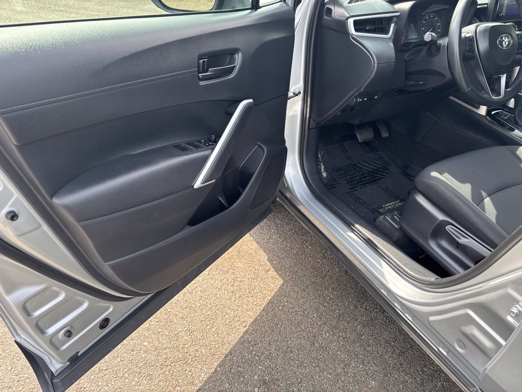Used 2025 Toyota Corolla Cross LE AWD/4WD image 27