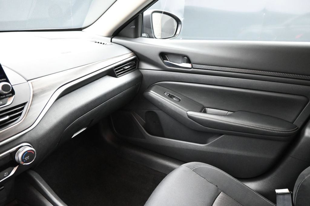 Used 2025 Nissan Altima 2.5 SV FWD image 9