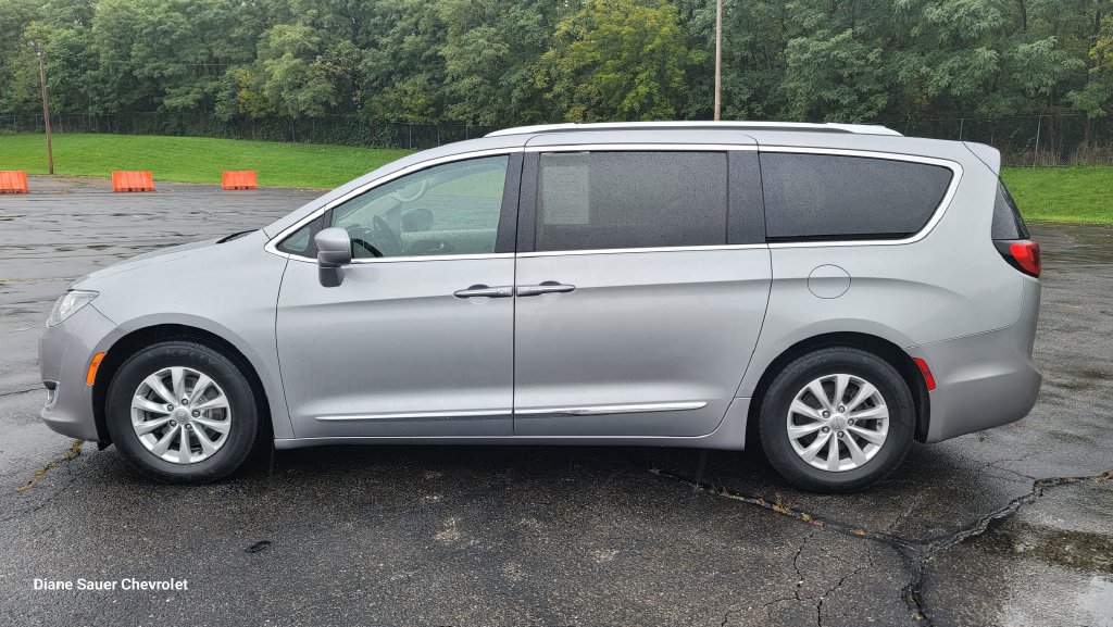 Used 2018 Chrysler Pacifica Touring-L FWD image 7