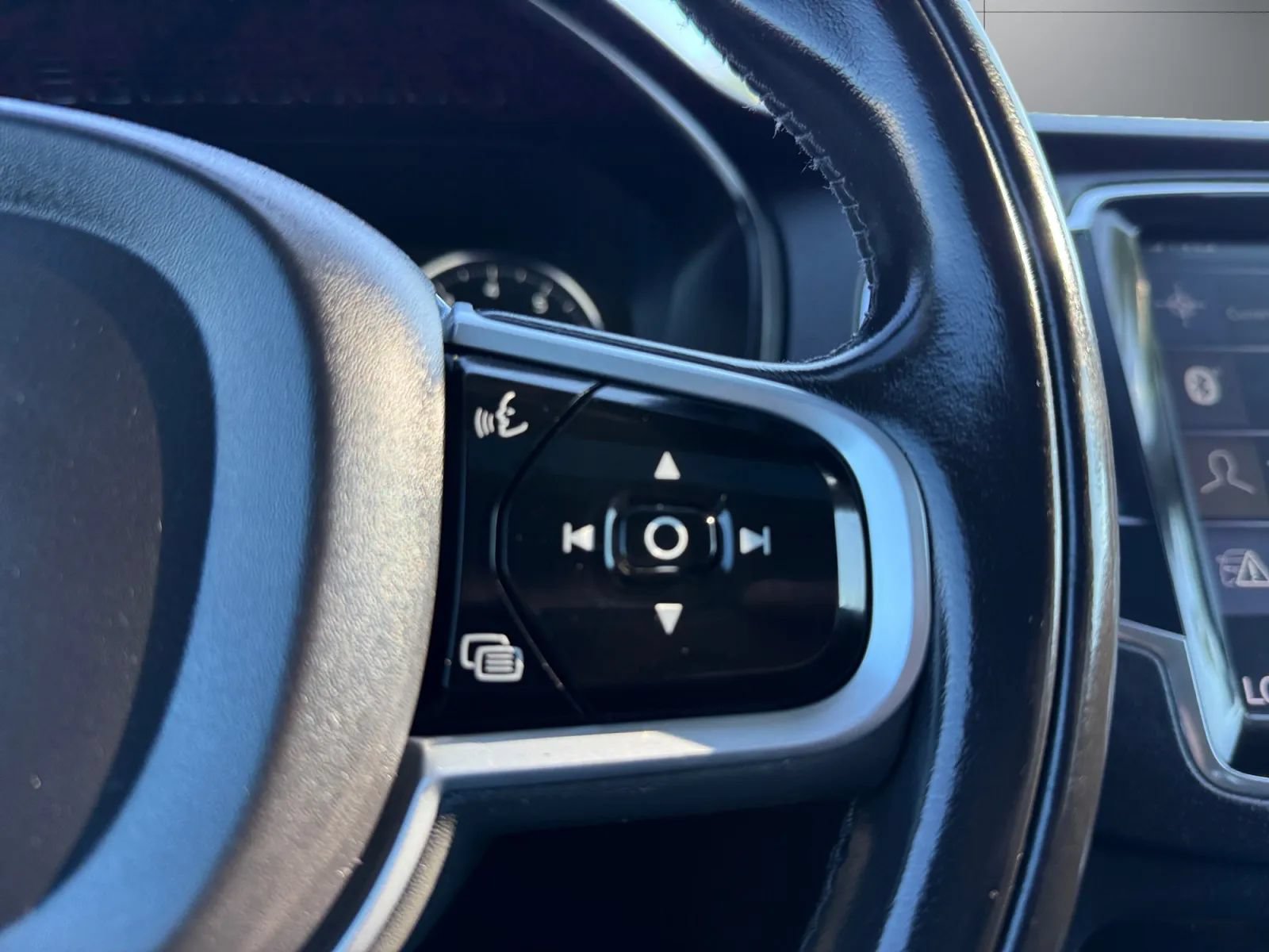 Used 2019 Volvo XC90 T5 Momentum w/ Multimedia Package AWD/4WD image 27