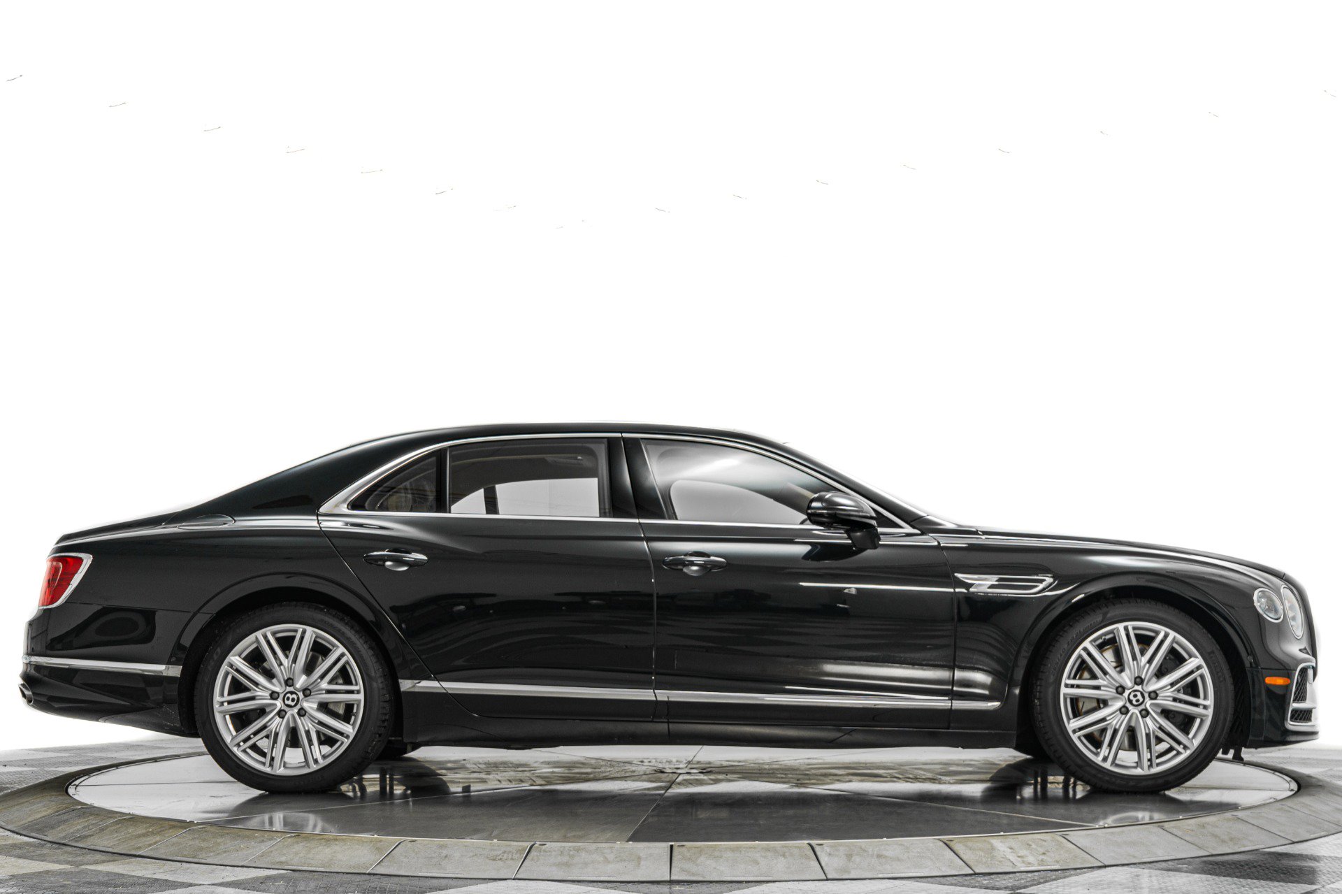 Used 2023 Bentley Flying Spur Plug-In Hybrid image 47