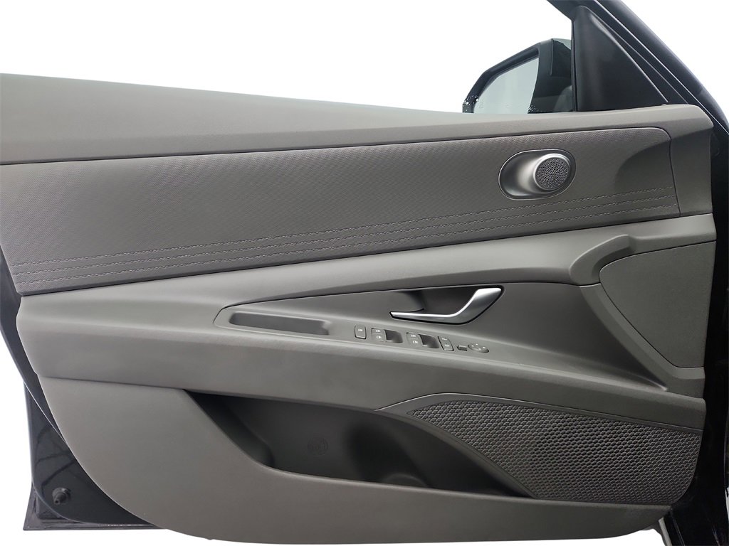 Used 2021 Hyundai Elantra SE image 19