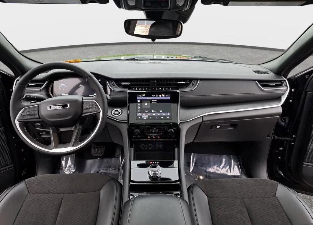 Used 2023 Jeep Grand Cherokee L Laredo image 2