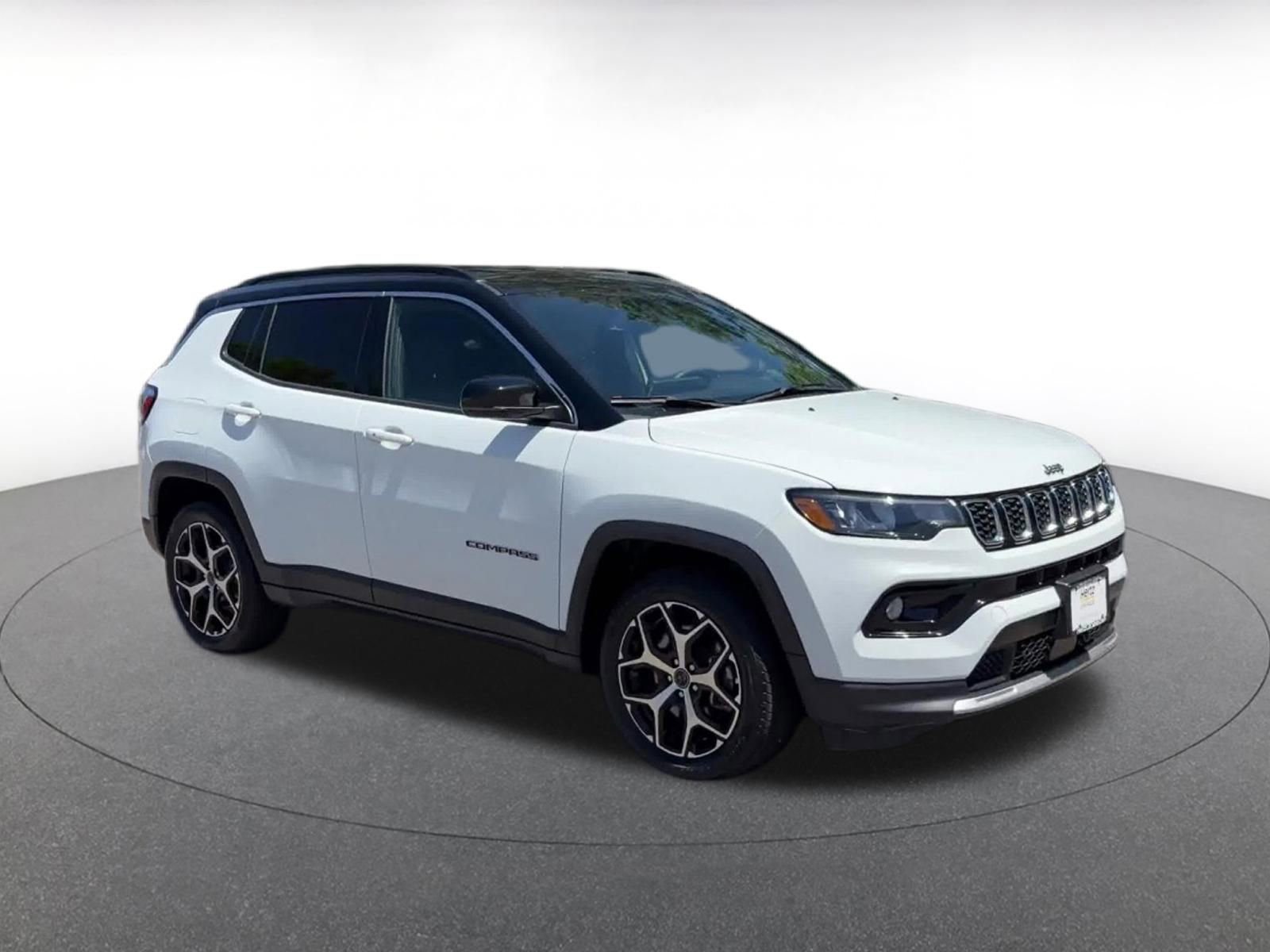 Used 2025 Jeep Compass Limited AWD/4WD image 2