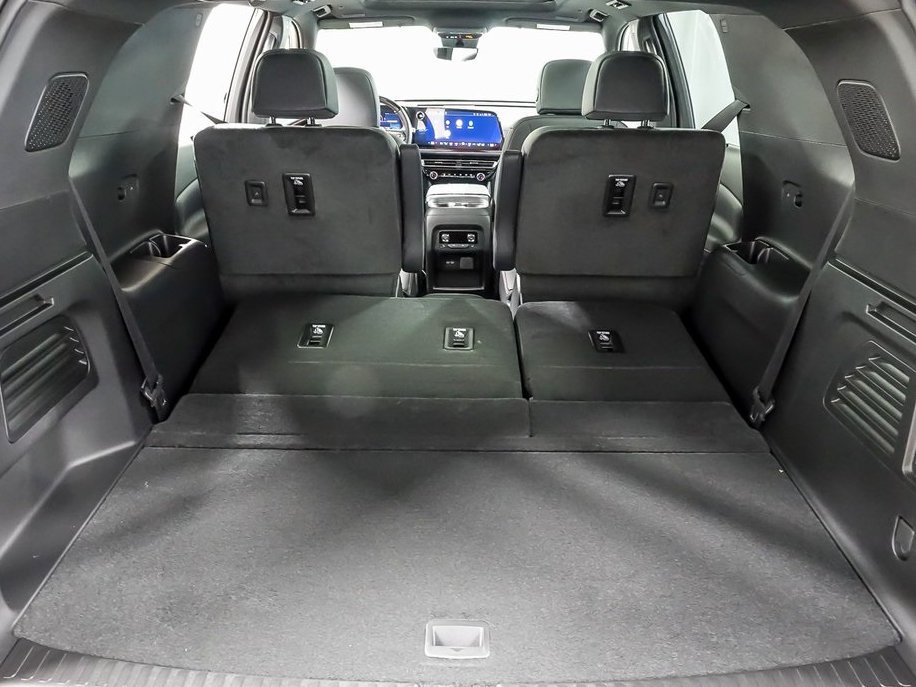 New 2026 Chevrolet Traverse RS w/ LPO, Floor Liner Package AWD/4WD image 21