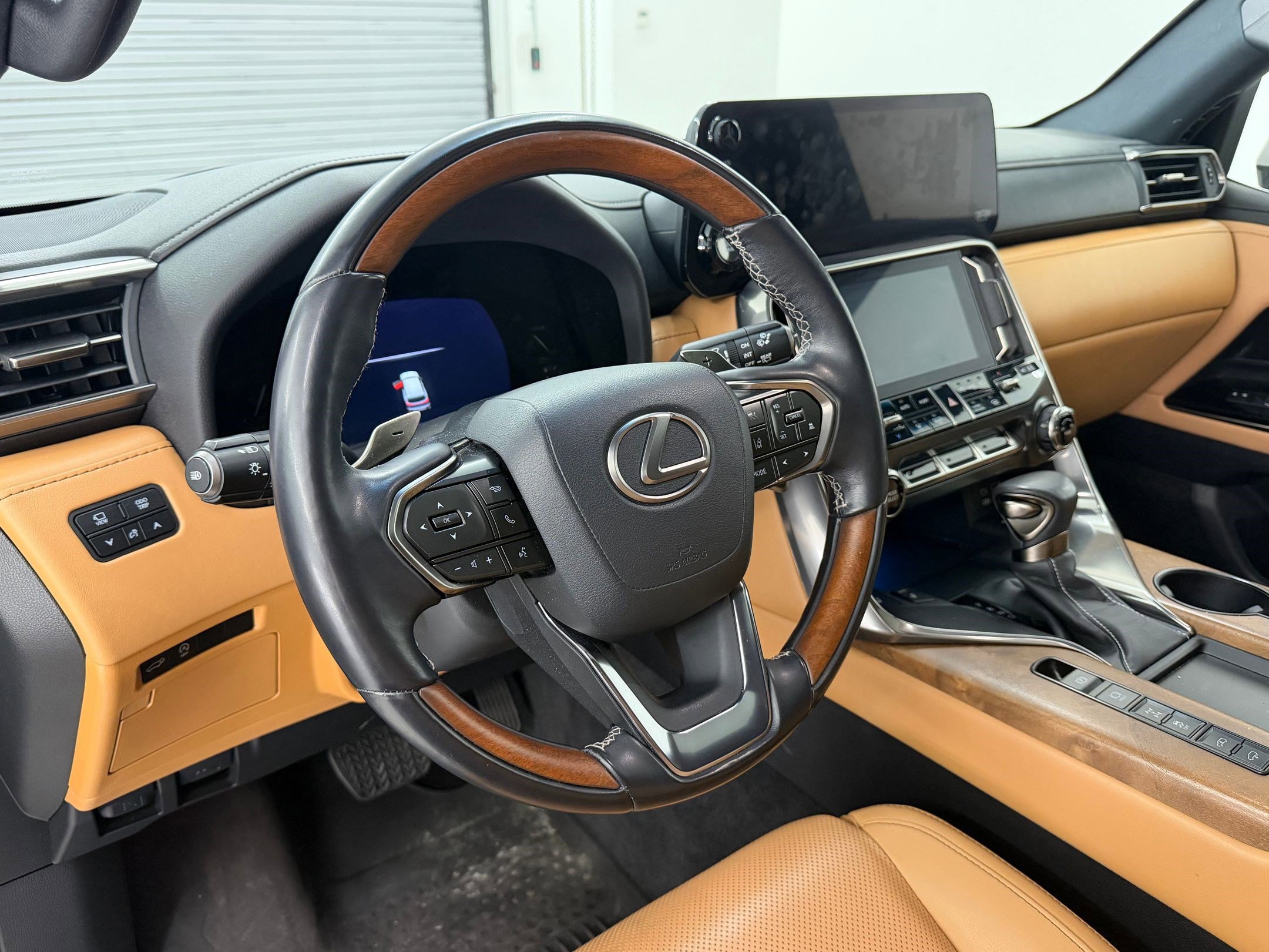 Used 2023 Lexus LX 600 4WD w/ Luxury Package image 4