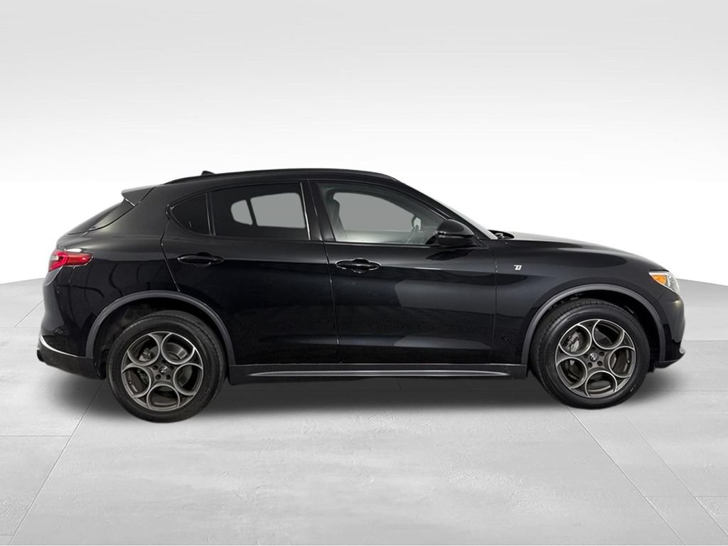Used 2023 Alfa Romeo Stelvio Ti AWD/4WD image 6