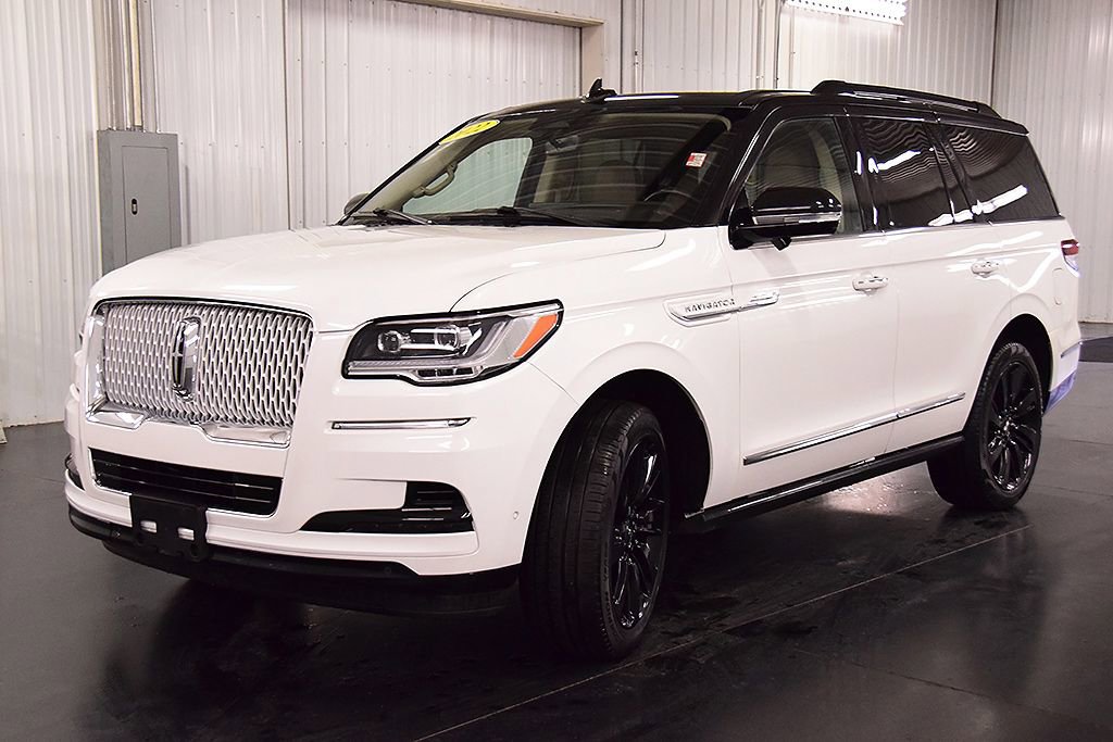 Used 2022 Lincoln Navigator Reserve image 3