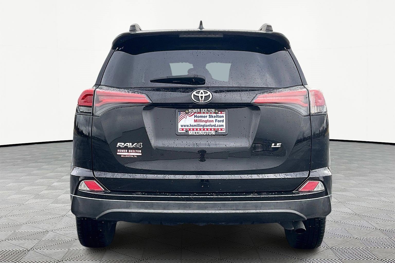 Used 2018 Toyota RAV4 LE image 4