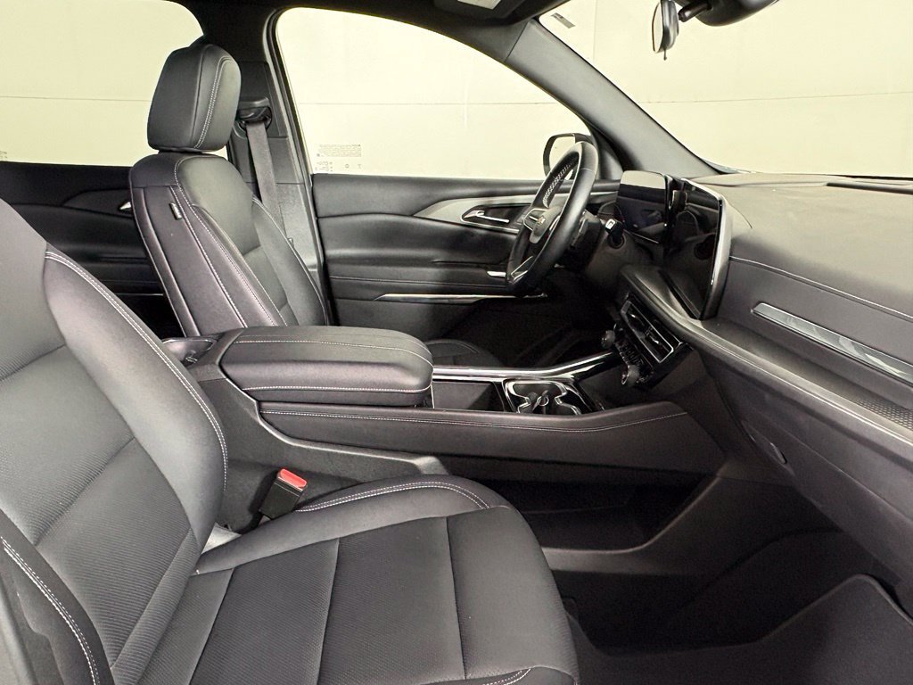 Used 2025 Chevrolet Traverse LT FWD image 14