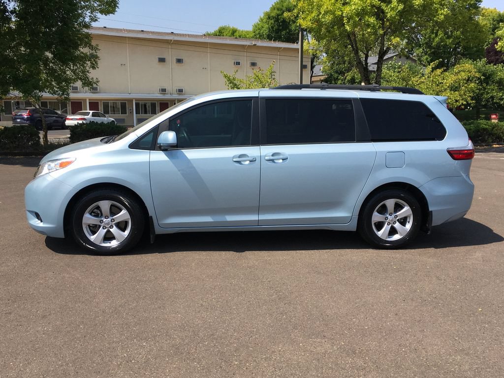 Used 2017 Toyota Sienna LE FWD image 3