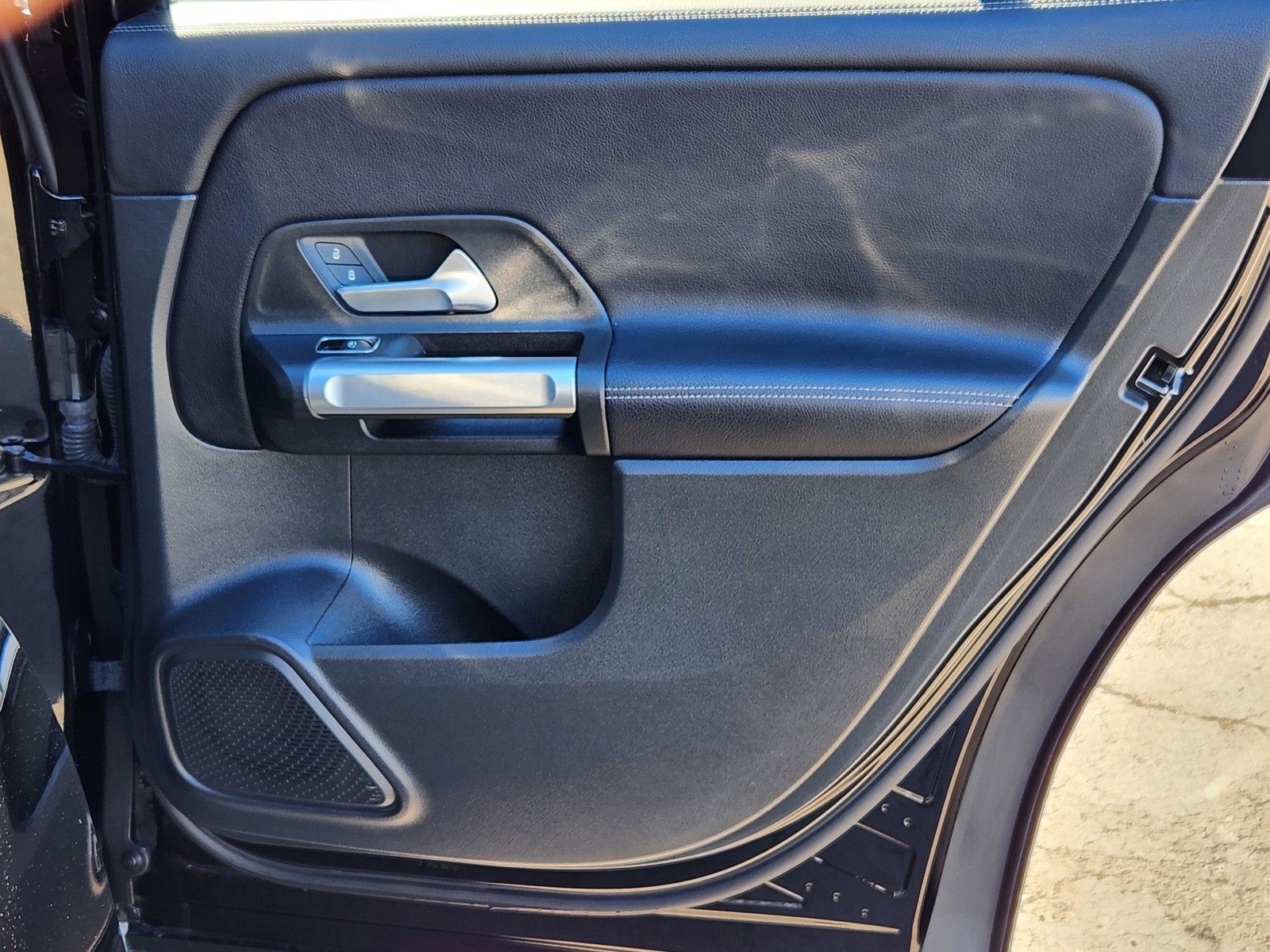 Used 2023 Mercedes-Benz GLB 250 image 2