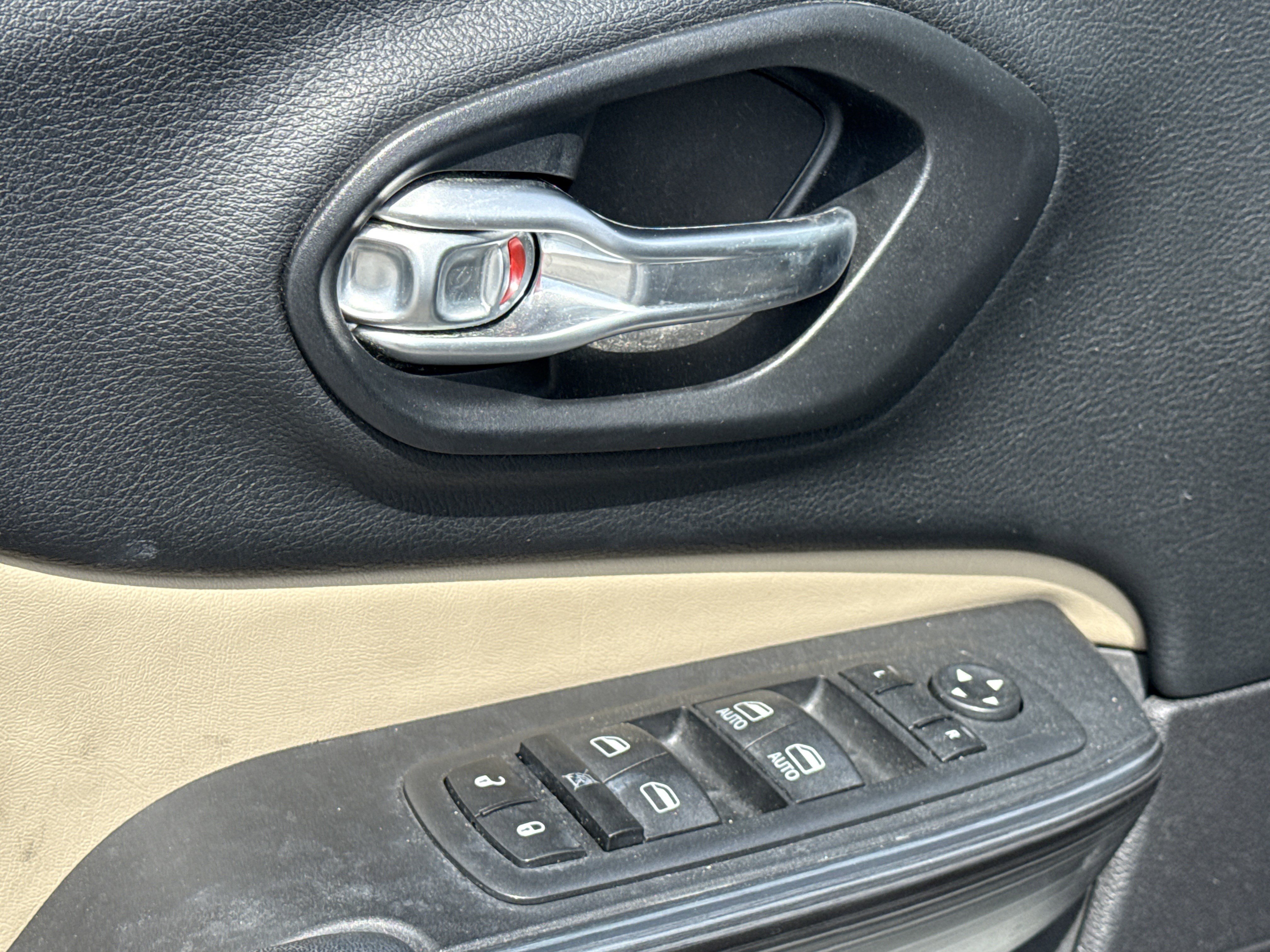 Used 2017 Jeep Cherokee Limited image 14