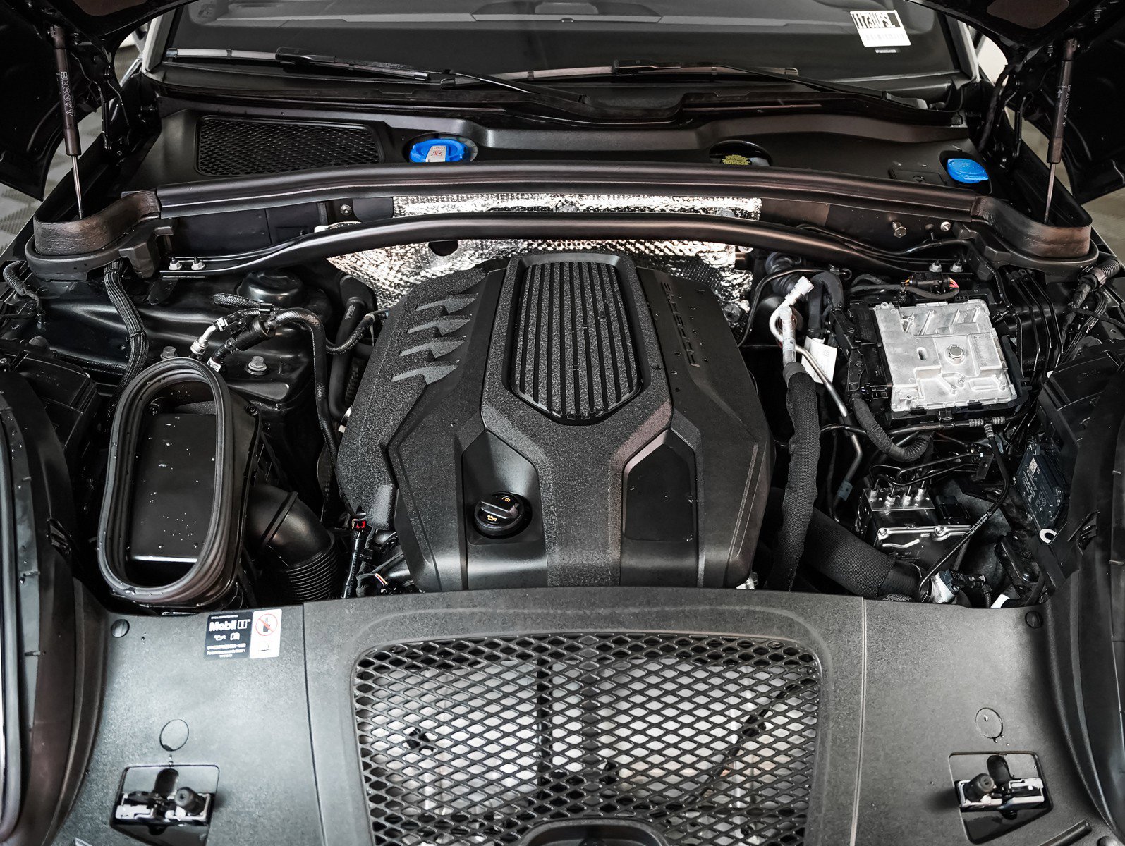 Certified 2025 Porsche Macan image 13